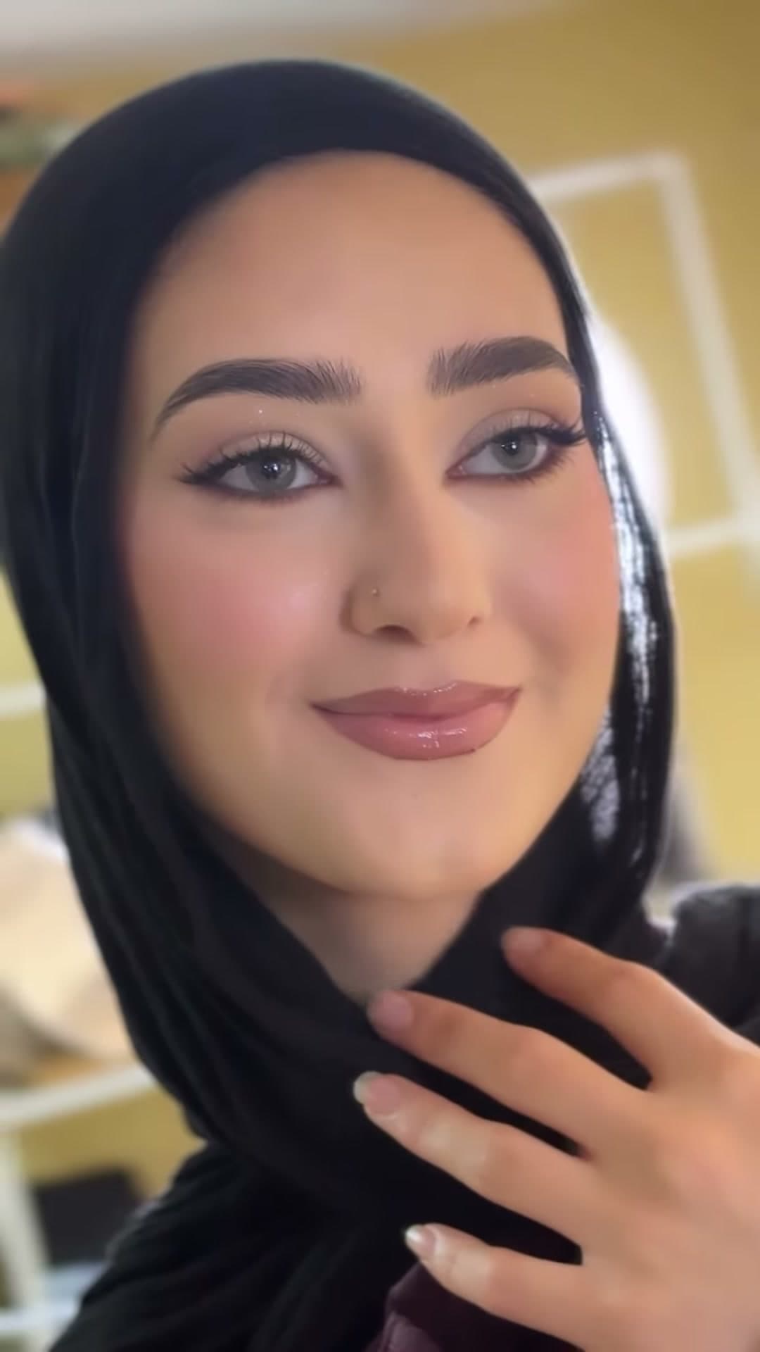 Glossy lip, feathered brow